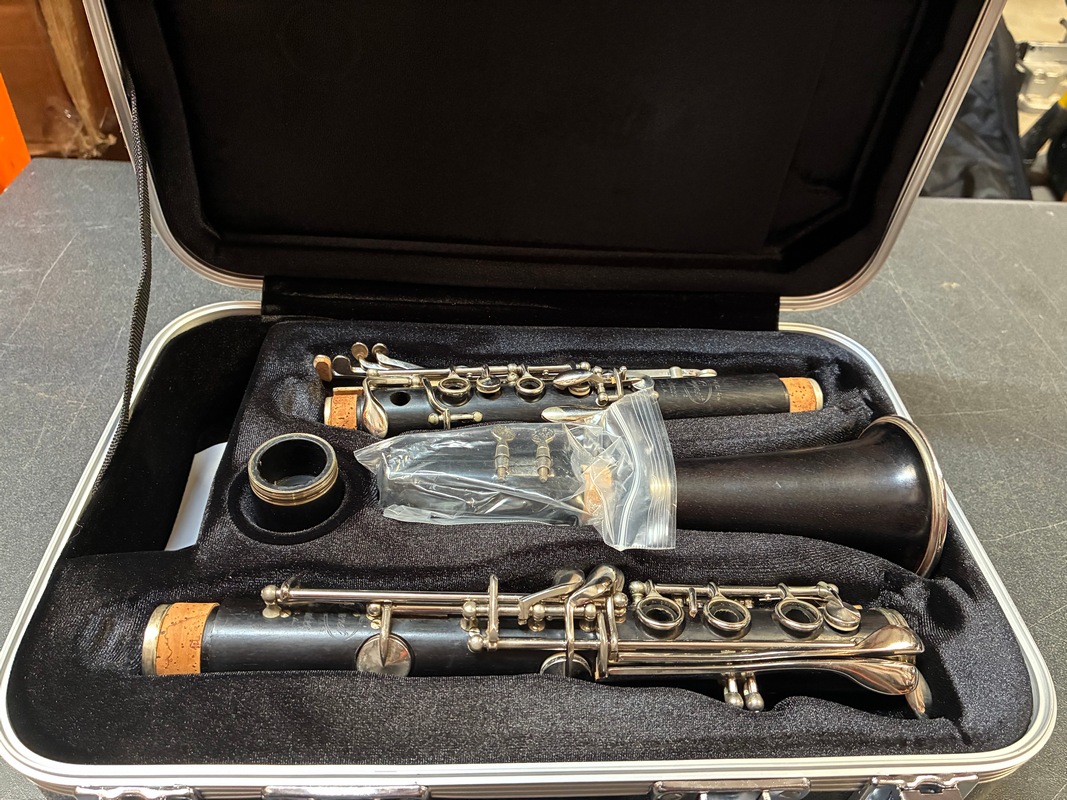 Used Intermediate Clarinet - Selmer Signet - SN82661